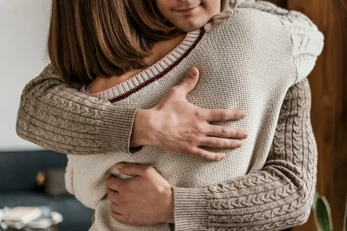 3 razões científicas para abraçar mais vezes