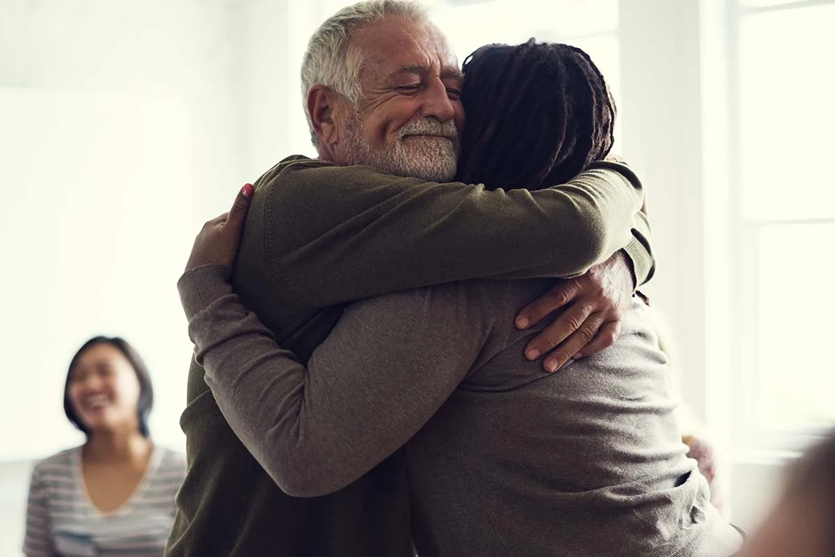 3 razões científicas para abraçar mais vezes
