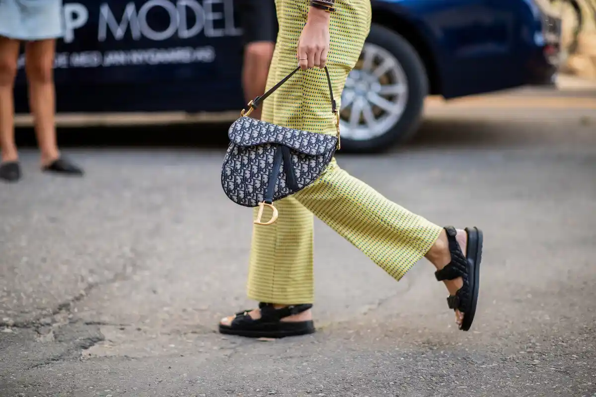 Deixe os Saltos Altos de Lado: As Sandálias Rasas São a Tendência Mais Chique do Outono de 2025