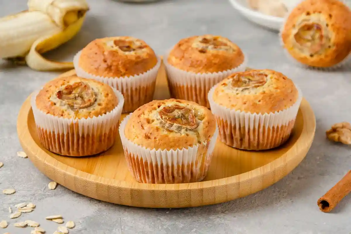 Muffins fofos de banana com doce de leite: a sua receita fácil