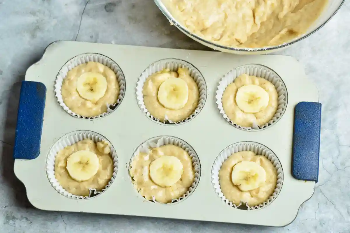Muffins fofos de banana com doce de leite: a sua receita fácil