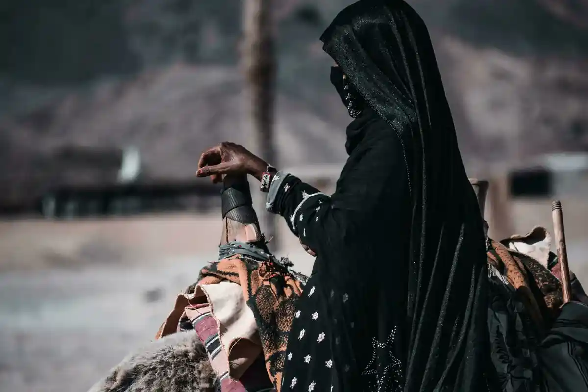 Por Que os Beduínos Usam Roupas Pretas no Deserto, Apesar de Atrair Calor?