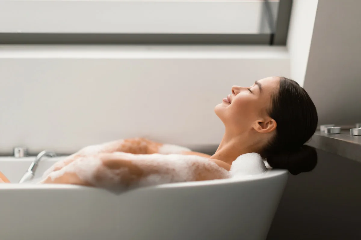 Banho matinal ou noturno? A ciência revela o melhor horário para se manter fresco e saudável