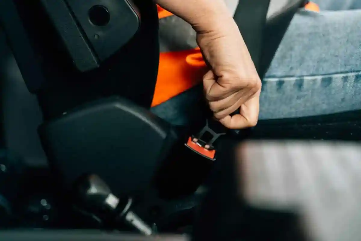 Por que os botões dos cintos de segurança são vermelhos? A surpreendente ciência por trás desse design que salva vidas