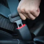 Por que os botões dos cintos de segurança são vermelhos? A surpreendente ciência por trás desse design que salva vidas