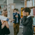 O que fazer se o seu filho estiver a praticar bullying: um guia para compreender e agir