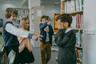 O que fazer se o seu filho estiver a praticar bullying: um guia para compreender e agir
