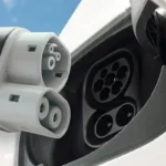 É possível ligar um carro elétrico à tomada da sua casa com segurança? O que precisa de saber
