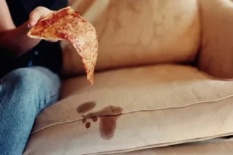 Como Remover Manchas de Gordura de Estofos com um Truque Caseiro