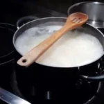 Colher de Madeira na Panela: O Truque que Evita o Caos na Cozinha