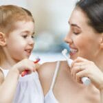 Como ensinar seu filho a escovar os dentes e criar um hábito duradouro