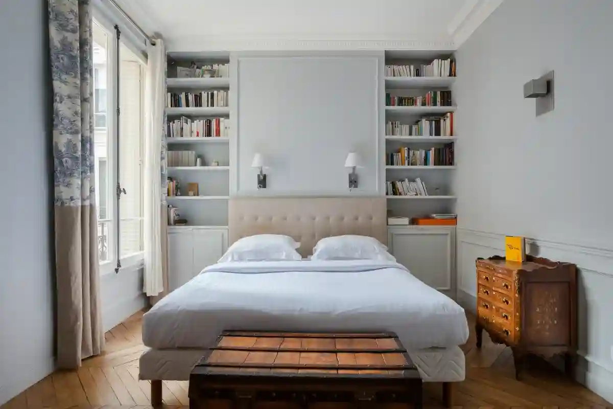 Faça o seu quarto pequeno parecer enorme com estes truques inteligentes de decoração