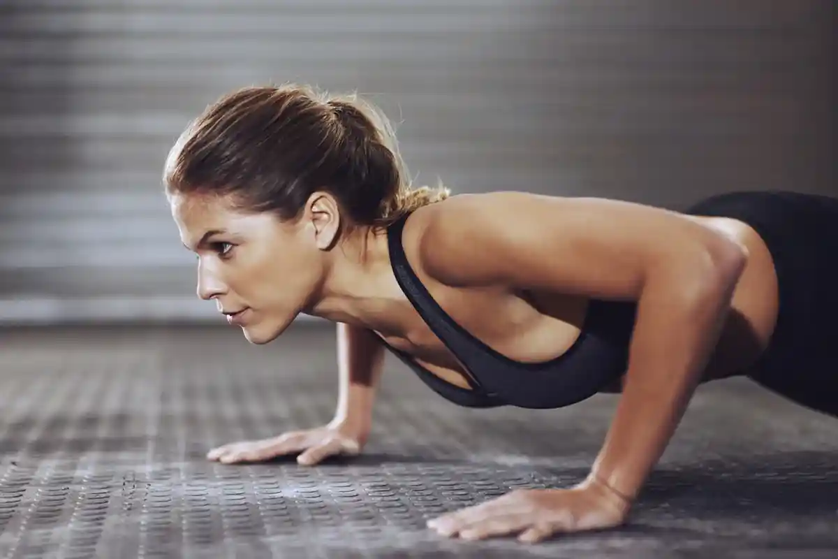 Esqueça o Ginásio: O Exercício Perfeito para Tonificar os Braços em Casa