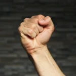 Diga-me como você fecha o punho da sua mão e eu direi como você reage aos problemas