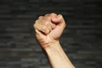 Diga-me como você fecha o punho da sua mão e eu direi como você reage aos problemas