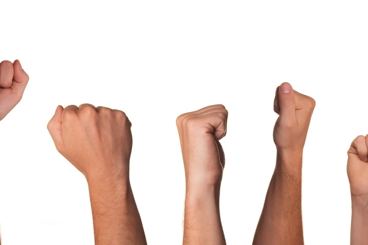 Diga-me como você fecha o punho da sua mão e eu direi como você reage aos problemas