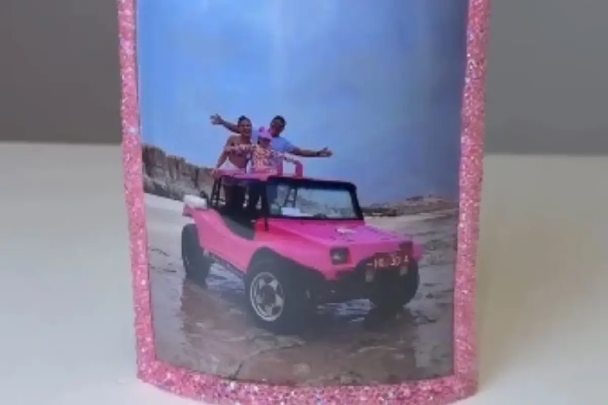 Transforme uma garrafa de plástico numa moldura deslumbrante para a sua sala de estar