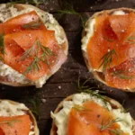 Cestinhas de salmão marinado em papel de arroz: uma receita deliciosa para o jantar em 5 minutos
