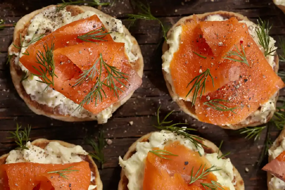 Cestinhas de salmão marinado em papel de arroz: uma receita deliciosa para o jantar em 5 minutos