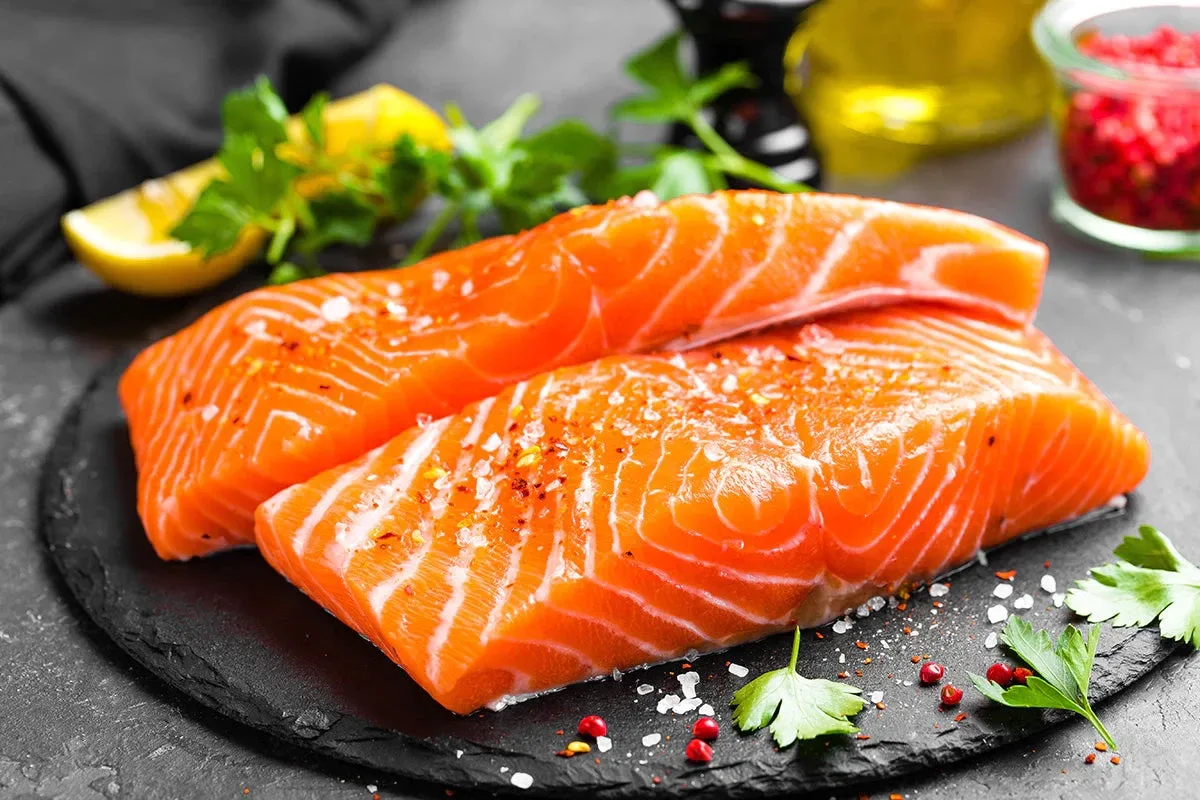 Cestinhas de salmão marinado em papel de arroz: uma receita deliciosa para o jantar em 5 minutos