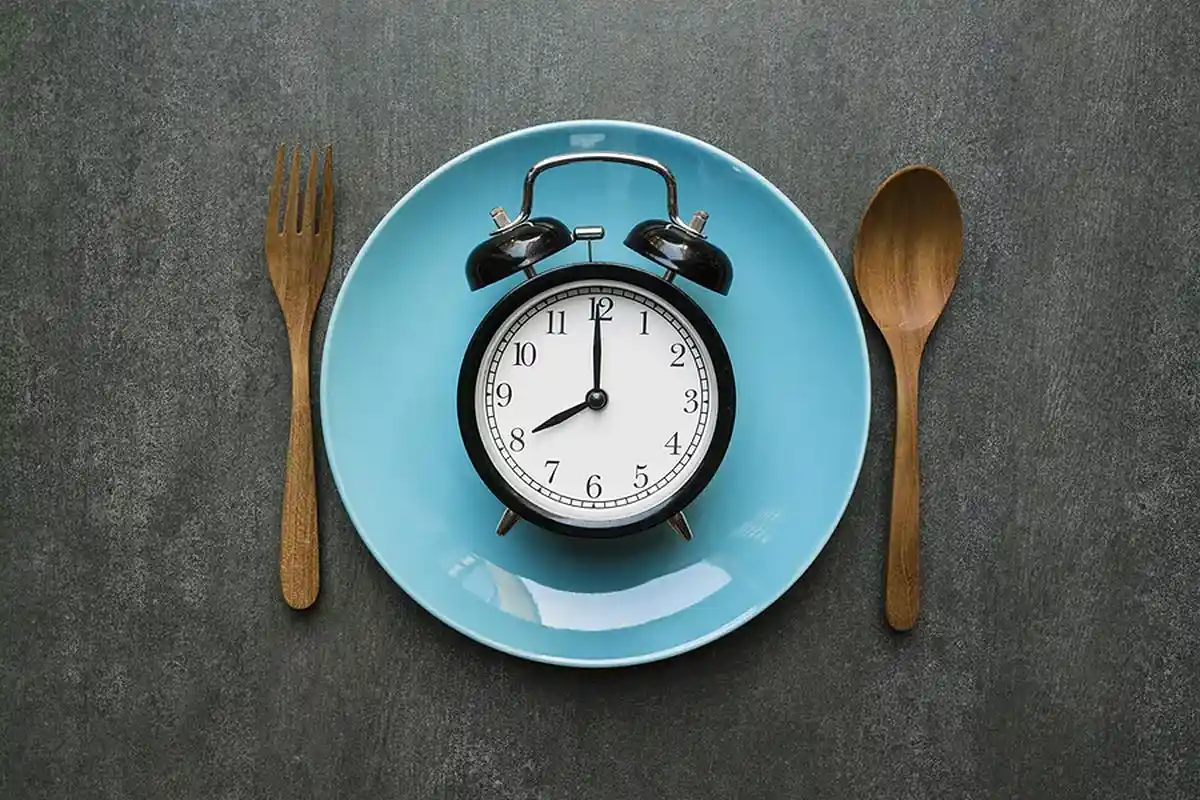 Jejum Intermitente: O Que Ninguém Avisa e Pode Prejudicar Sua Saúde Após os 40