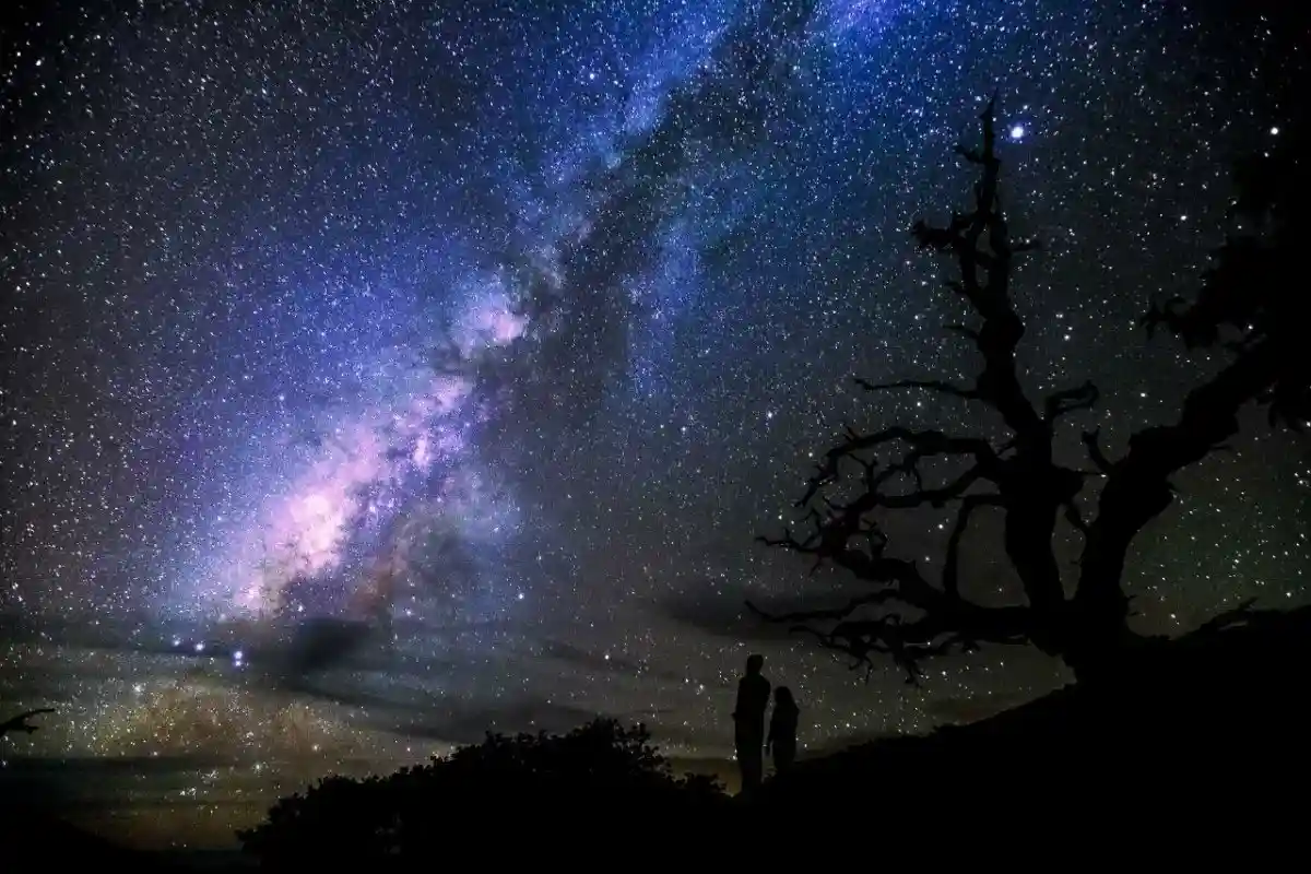 Fogos de Estrelas: O Telescópio James Webb Captura um Jet Gigante no Limiar da Via Láctea