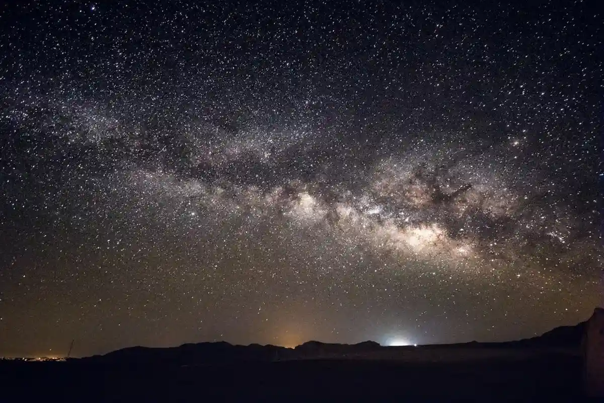 Fogos de Estrelas: O Telescópio James Webb Captura um Jet Gigante no Limiar da Via Láctea
