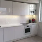 Diga adeus às cozinhas totalmente brancas: 3 estilos imperdíveis para remodelar a sua em 2025