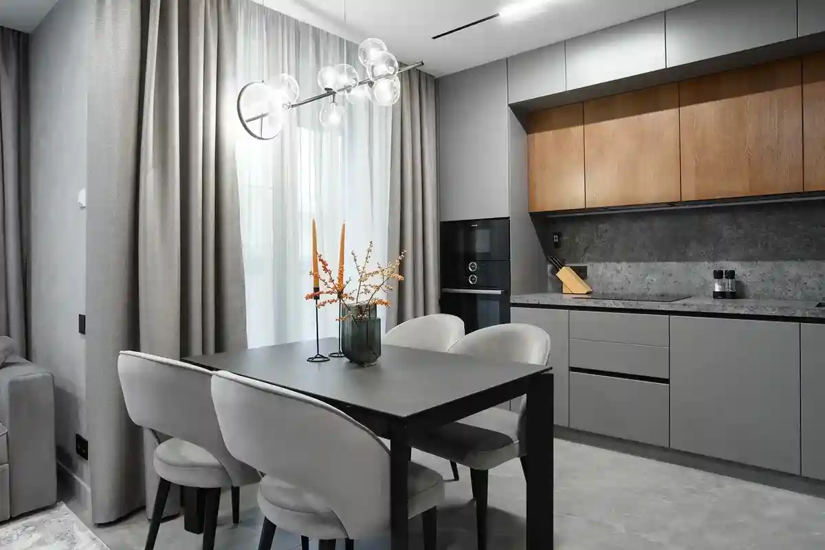 Diga adeus às cozinhas totalmente brancas: 3 estilos imperdíveis para remodelar a sua em 2025