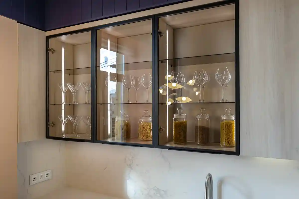 Diga adeus às cozinhas totalmente brancas: 3 estilos imperdíveis para remodelar a sua em 2025