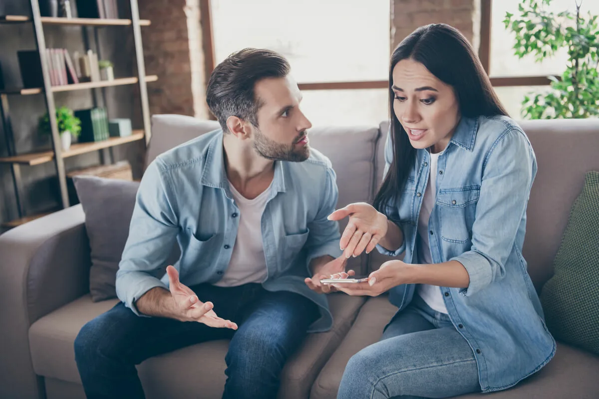Como Lidar com Ciúmes no Relacionamento Quando o Teu Parceiro Fala de Outra Pessoa