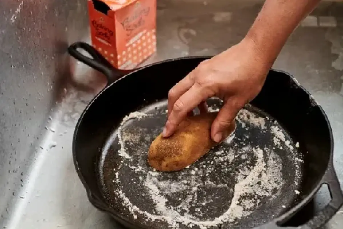 Adeus às Panelas Queimadas: O Truque da Batata e Sal para Deixá-las Como Novas
