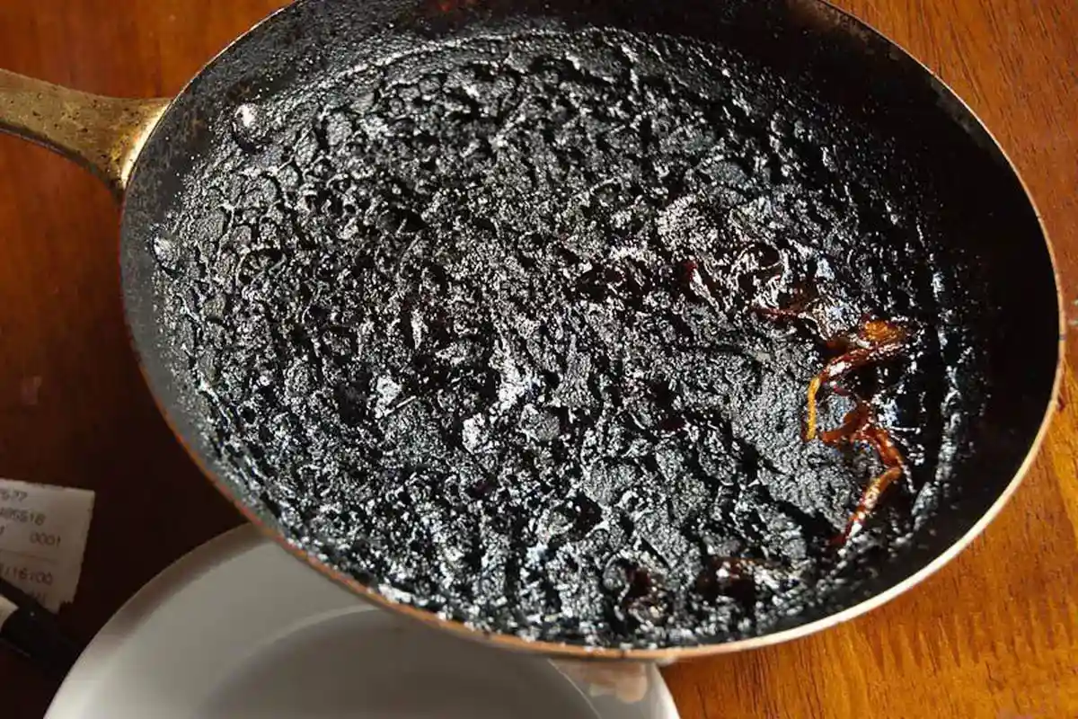 Adeus às Panelas Queimadas: O Truque da Batata e Sal para Deixá-las Como Novas