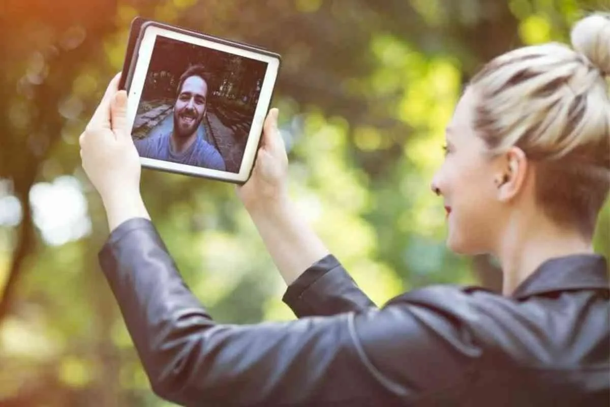 3 sinais de alerta de que o seu relacionamento à distância pode estar em apuros