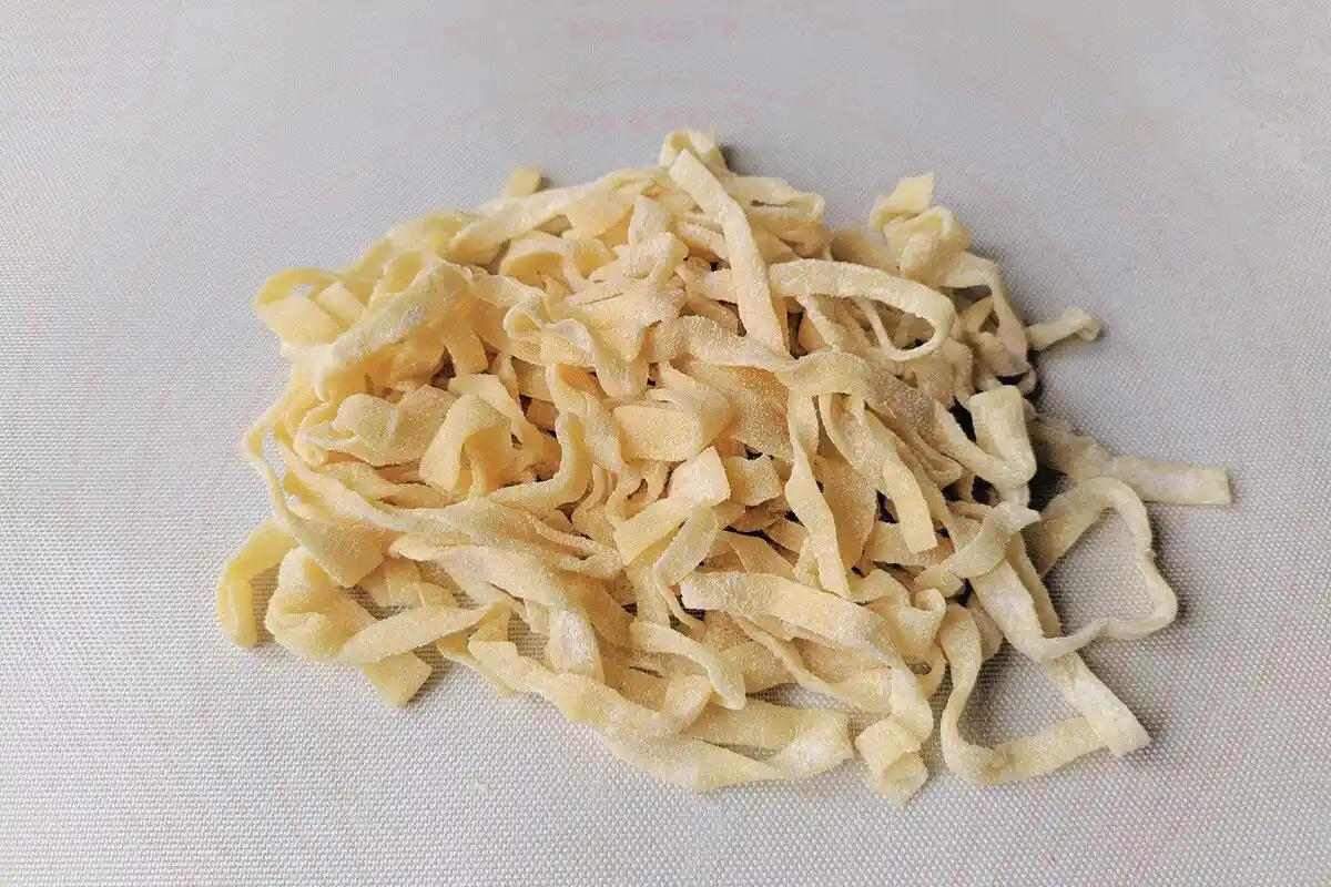Faça um macarrão caseiro de dar água na boca com apenas 3 ingredientes