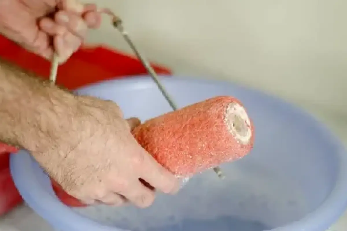 Como limpar o seu rolo de pintura como um profissional para um acabamento impecável