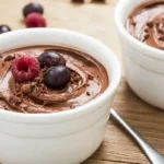 Mousse de proteína de chocolate sem cozedura em 5 minutos: uma delícia saudável e cremosa