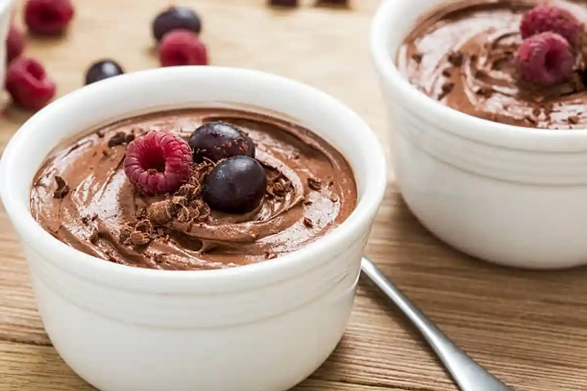 Mousse de proteína de chocolate sem cozedura em 5 minutos: uma delícia saudável e cremosa