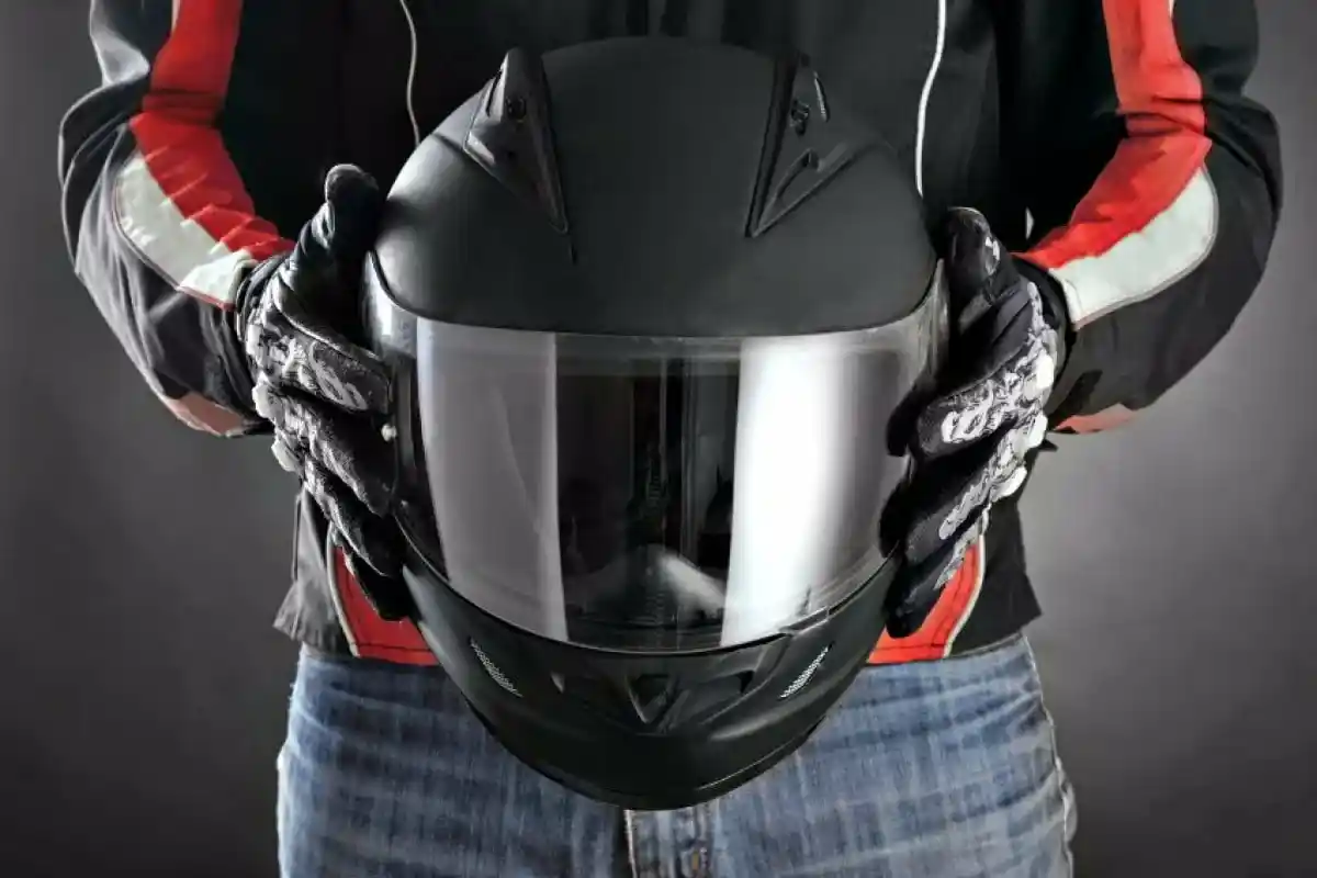 Por que os motociclistas colocam o capacete no chão: O significado do sinal SOS na estrada