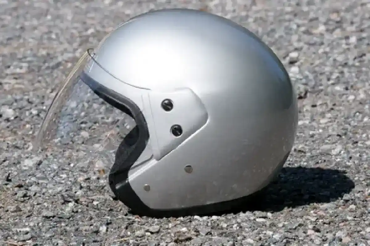 Por que os motociclistas colocam o capacete no chão: O significado do sinal SOS na estrada