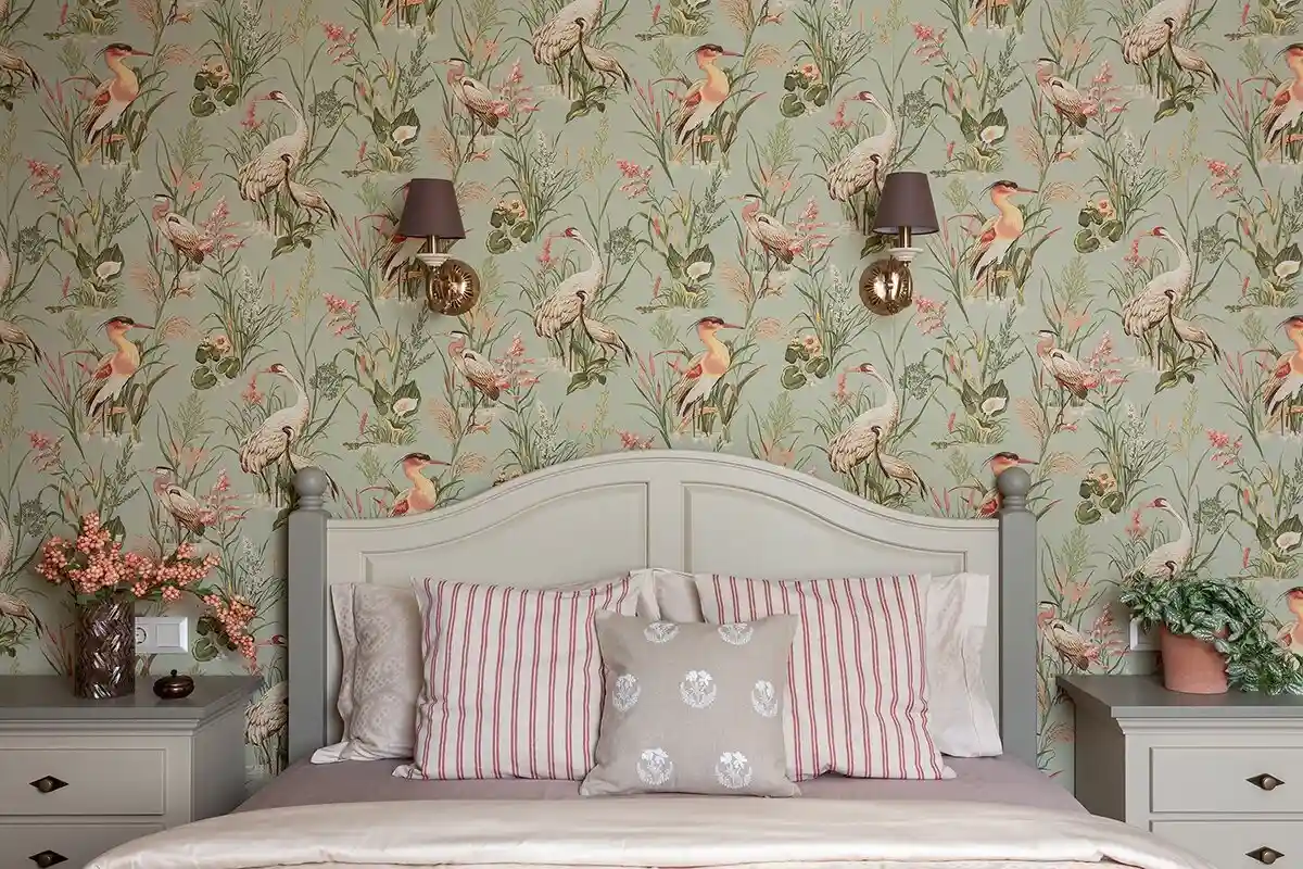 Deixe a tinta de lado: a tendência fácil e económica do papel de parede que está a transformar os quartos