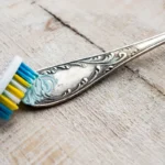 Pasta de Dentes em Objetos de Prata: Como Restaurar o Brilho com Este Truque Caseiro