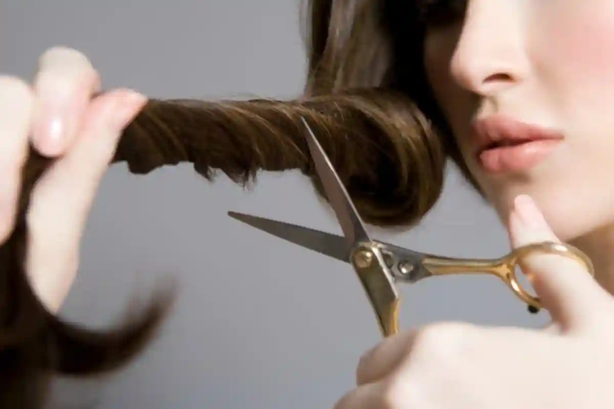 Por que algumas pessoas cortam o cabelo após um rompimento, segundo a psicologia