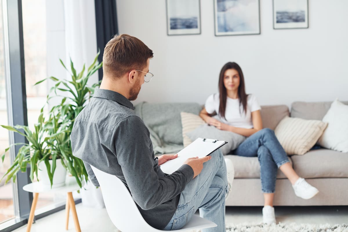 O que significa quando um psicólogo pergunta sobre os seus pais, de acordo com um terapeuta renomado