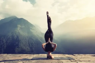 Benefícios do Purvottanasana: a postura de ioga que fortalece o peito, as costas e os braços num único movimento