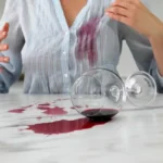 Remova manchas de vinho tinto das roupas naturalmente: salve o seu guarda-roupa com truques ecológicos