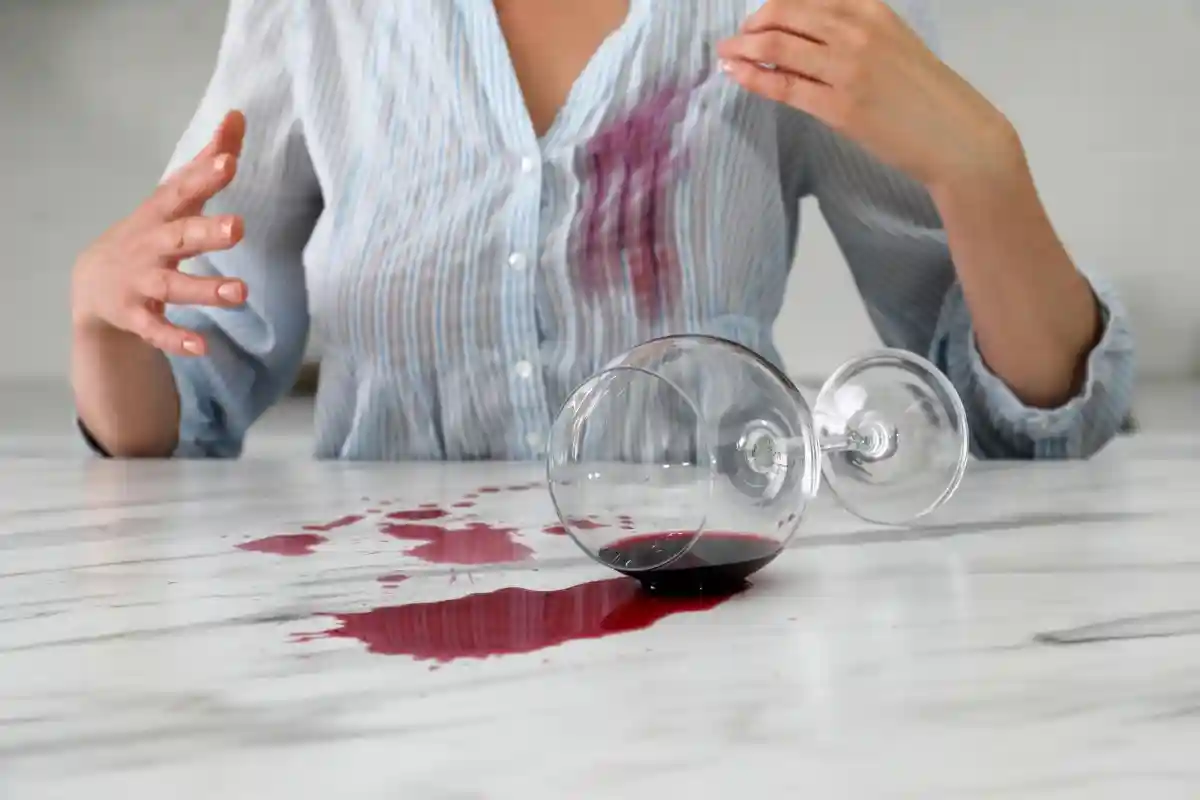 Remova manchas de vinho tinto das roupas naturalmente: salve o seu guarda-roupa com truques ecológicos