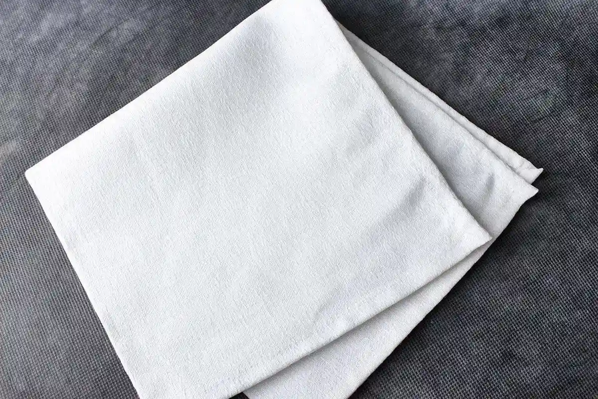 Esconda os arranhões nos seus móveis de madeira com café: um truque simples e brilhante