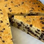Bolo irresistível de ricota com gotas de chocolate para o seu próximo lanche