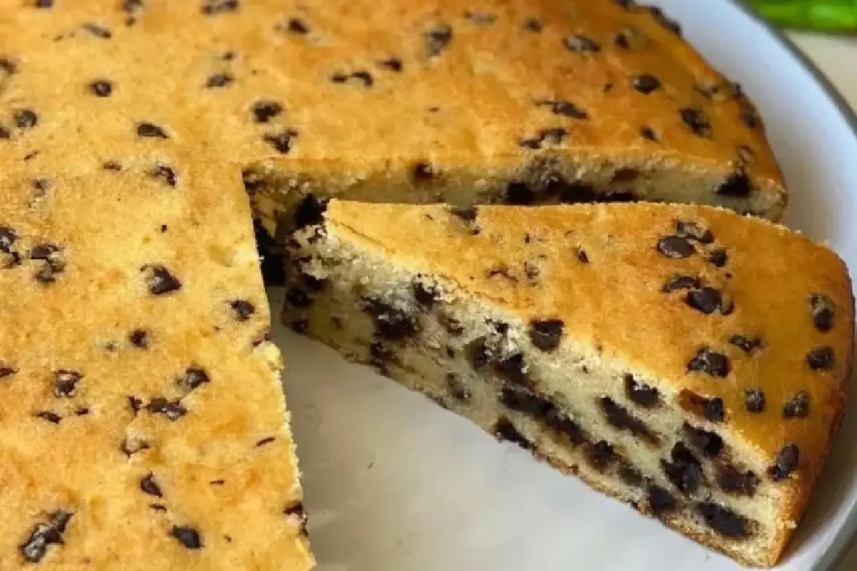 Bolo irresistível de ricota com gotas de chocolate para o seu próximo lanche